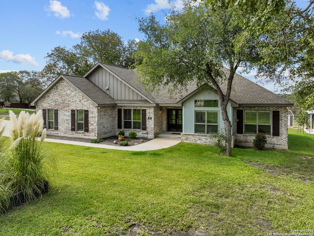 100 W Ashton, Floresville, TX 78114