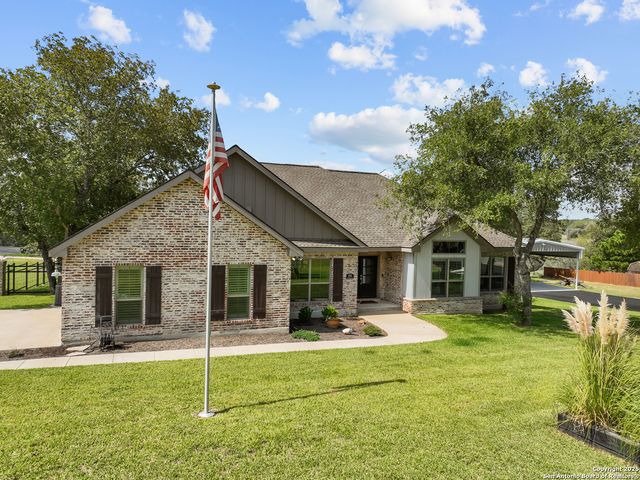 100 W Ashton, Floresville, TX 78114