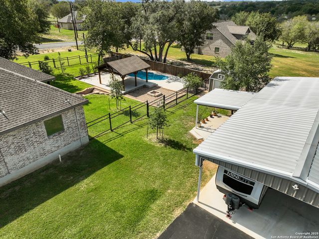 100 W Ashton, Floresville, TX 78114