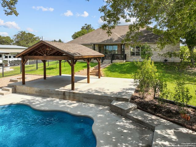 100 W Ashton, Floresville, TX 78114