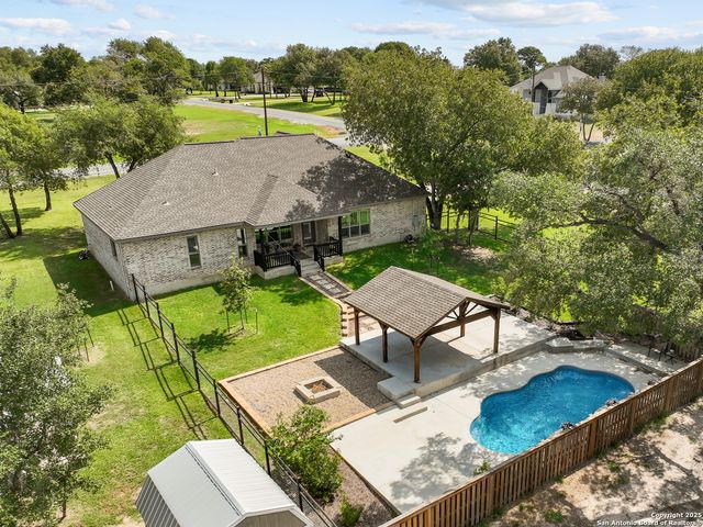 100 W Ashton, Floresville, TX 78114