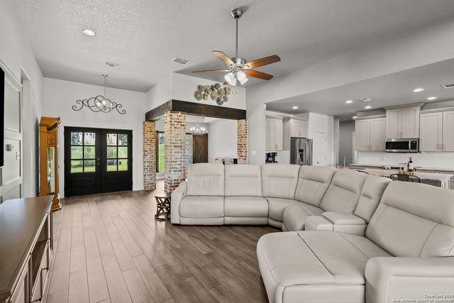 100 W Ashton, Floresville, TX 78114