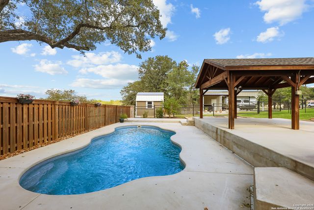 100 W Ashton, Floresville, TX 78114