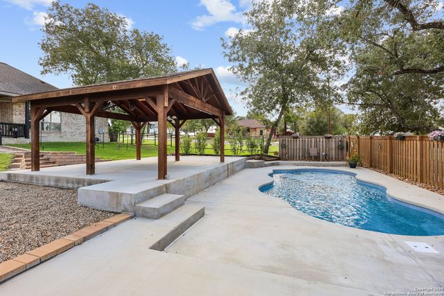 100 W Ashton, Floresville, TX 78114