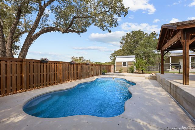 100 W Ashton, Floresville, TX 78114