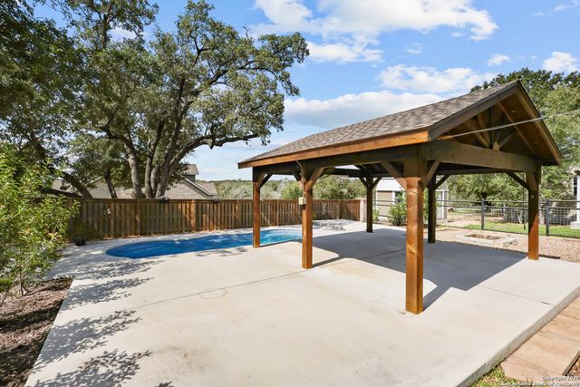 100 W Ashton, Floresville, TX 78114