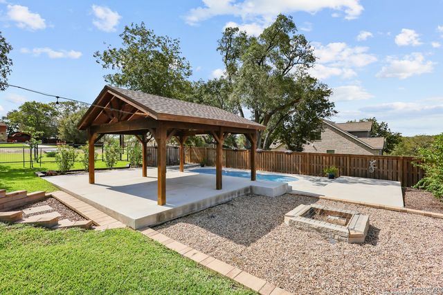 100 W Ashton, Floresville, TX 78114