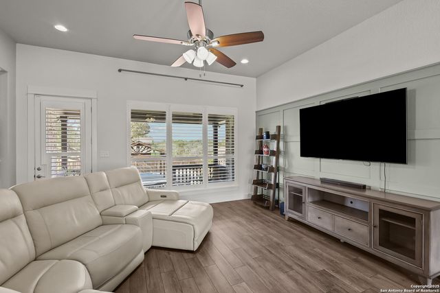 100 W Ashton, Floresville, TX 78114