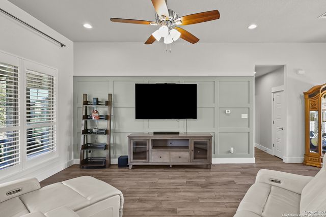 100 W Ashton, Floresville, TX 78114