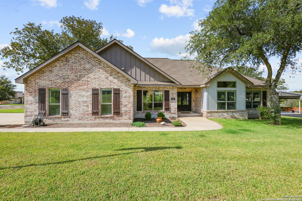 100 W Ashton, Floresville, TX 78114