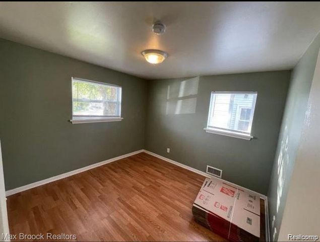 47 E Barrett Avenue, Madison Heights, MI 48071