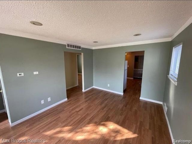 47 E Barrett Avenue, Madison Heights, MI 48071