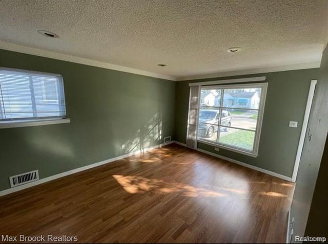 47 E Barrett Avenue, Madison Heights, MI 48071