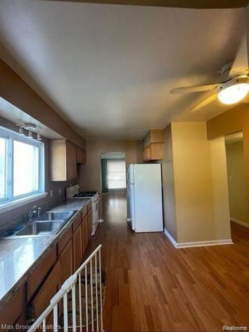 47 E Barrett Avenue, Madison Heights, MI 48071