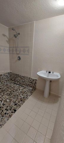 19525 E Cypress Ct E 19525, Hialeah, FL 33015