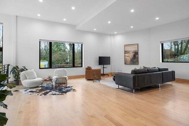 71 Grove St, Brookline, MA 02467