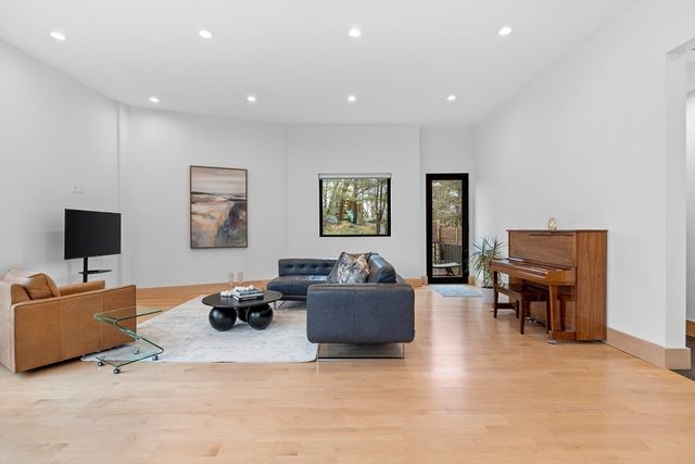 71 Grove St, Brookline, MA 02467