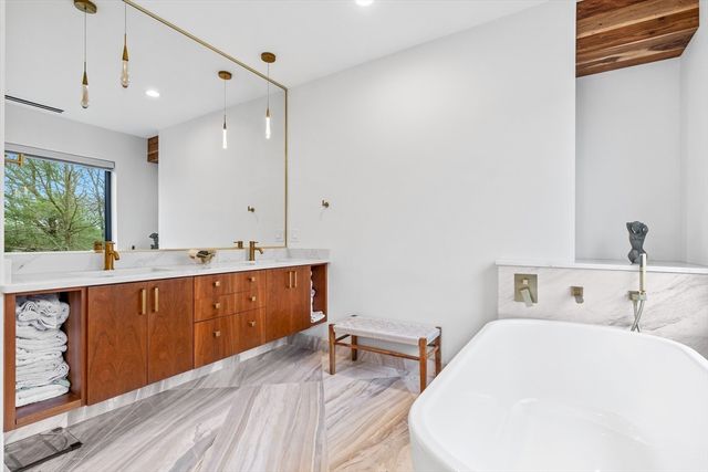 71 Grove St, Brookline, MA 02467