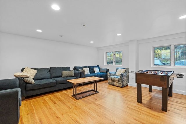 71 Grove St, Brookline, MA 02467