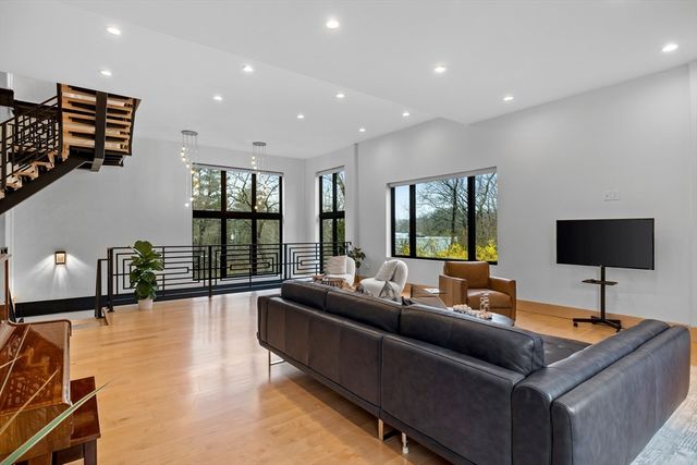 71 Grove St, Brookline, MA 02467