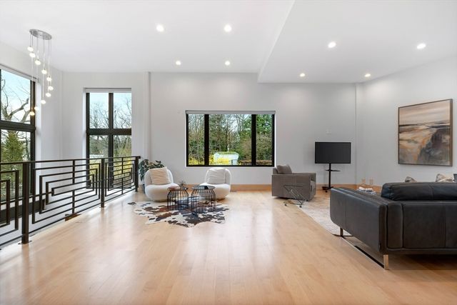 71 Grove St, Brookline, MA 02467