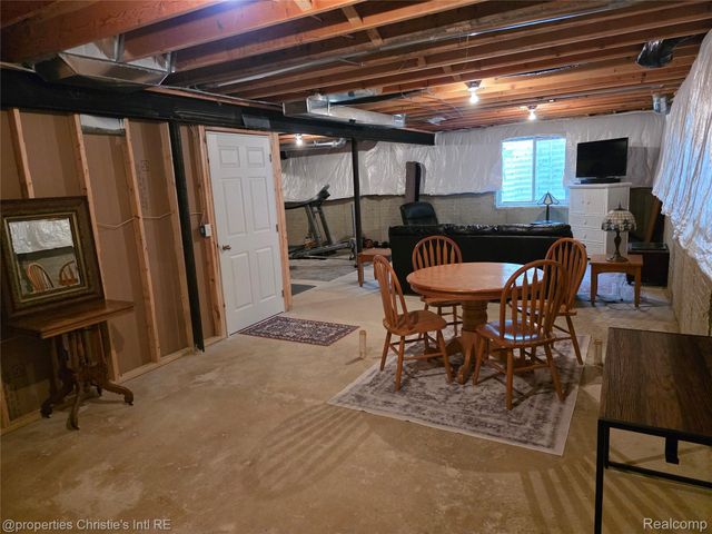 41321 Chestnut Drive, Clinton Charter Township, MI 48038