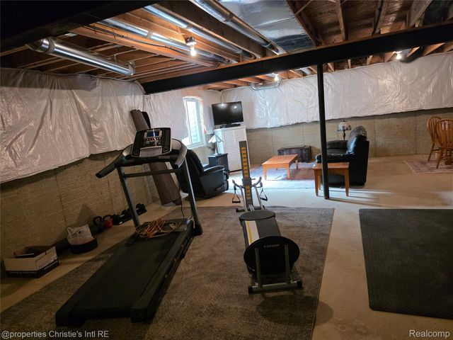 41321 Chestnut Drive, Clinton Charter Township, MI 48038