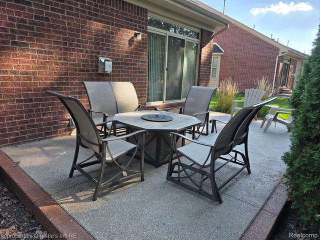 41321 Chestnut Drive, Clinton Charter Township, MI 48038