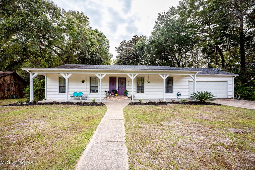 109 Reynolds Circle, Ocean Springs, MS 39564