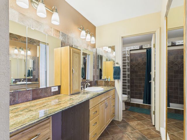 713 Barton Avenue, Glenn Heights, TX 75154