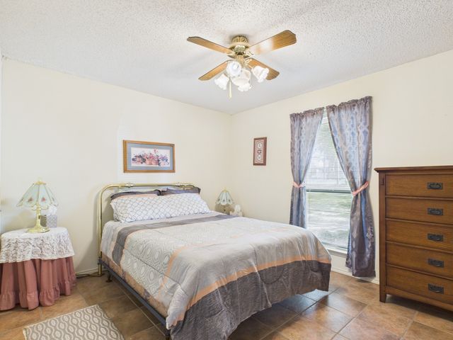 713 Barton Avenue, Glenn Heights, TX 75154