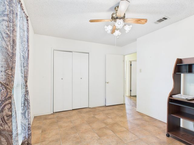 713 Barton Avenue, Glenn Heights, TX 75154