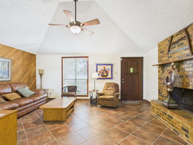 713 Barton Avenue, Glenn Heights, TX 75154