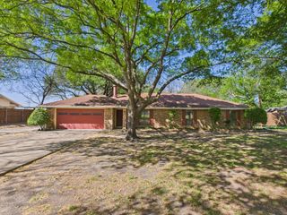 713 Barton Avenue, Glenn Heights, TX 75154