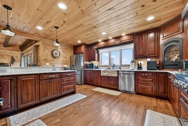 384 Dean Road, Mineral Bluff, GA 30559