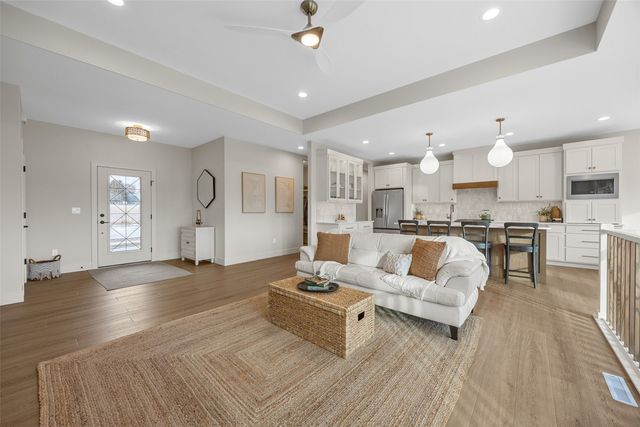 970 17th Ave SW, Mt Vernon, IA 52314