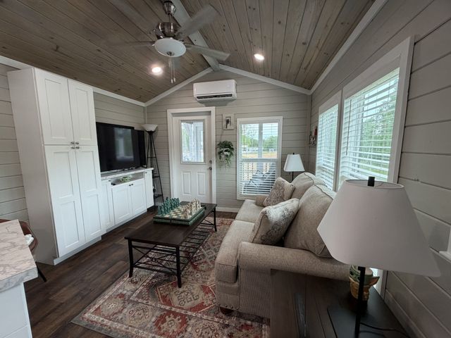 112 Pine Grove Ln, Dover, TN 37058