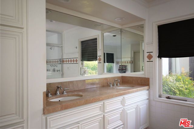 18625 Wells Drive, Tarzana (los Angeles), CA 91356