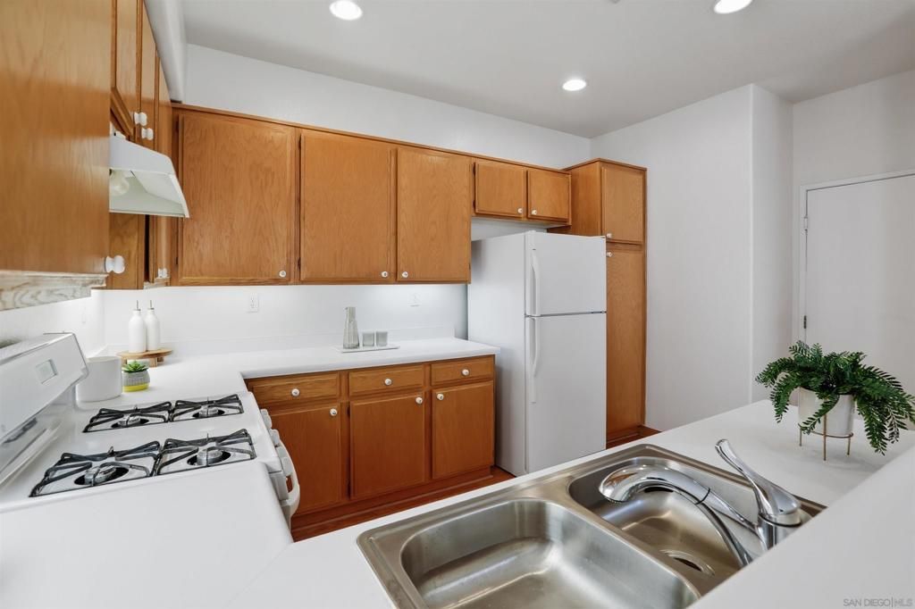 Image 13 of property listing at 8291 Gold Coast Dr 8, San Diego, CA 92126