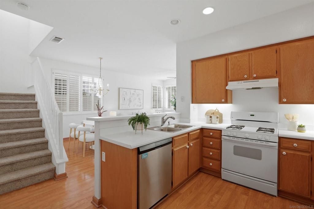 Image 16 of property listing at 8291 Gold Coast Dr 8, San Diego, CA 92126