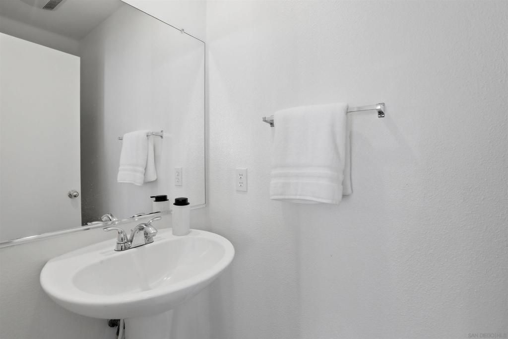 Image 17 of property listing at 8291 Gold Coast Dr 8, San Diego, CA 92126