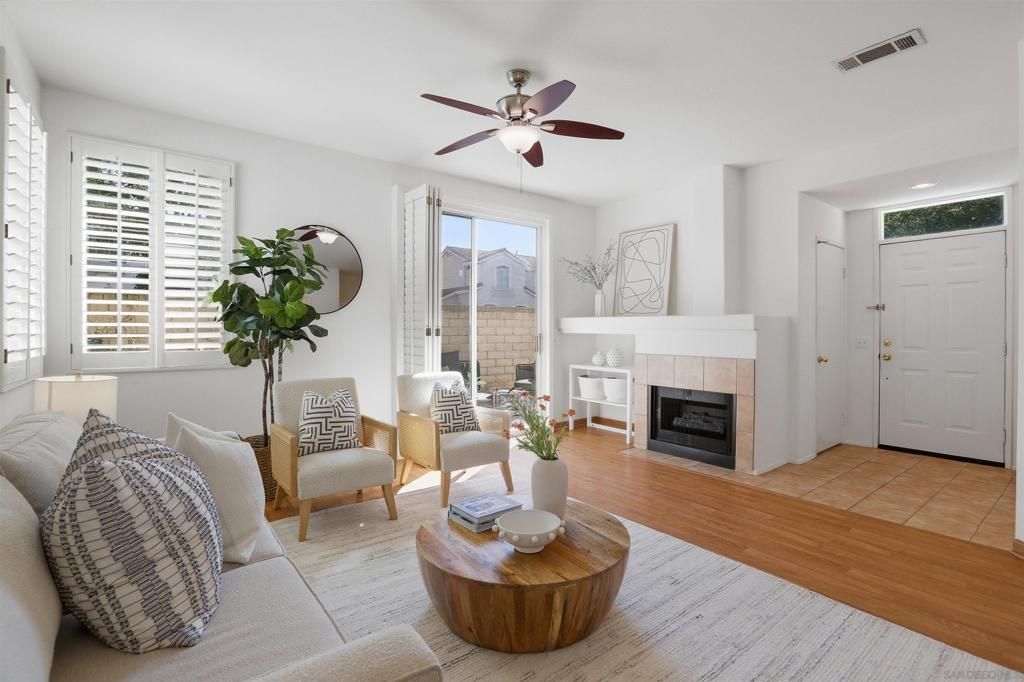 Image 7 of property listing at 8291 Gold Coast Dr 8, San Diego, CA 92126