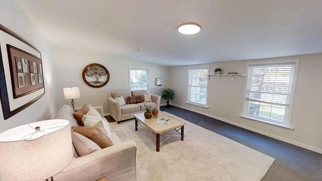 48 Pond St, Salem, NH 03079