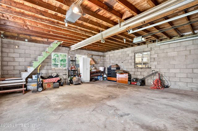 3700 Napanee Rd, Louisville, KY 40207