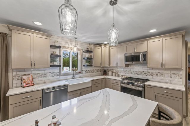 W326S7350 Cabriolet COURT, Mukwonago, WI 53149