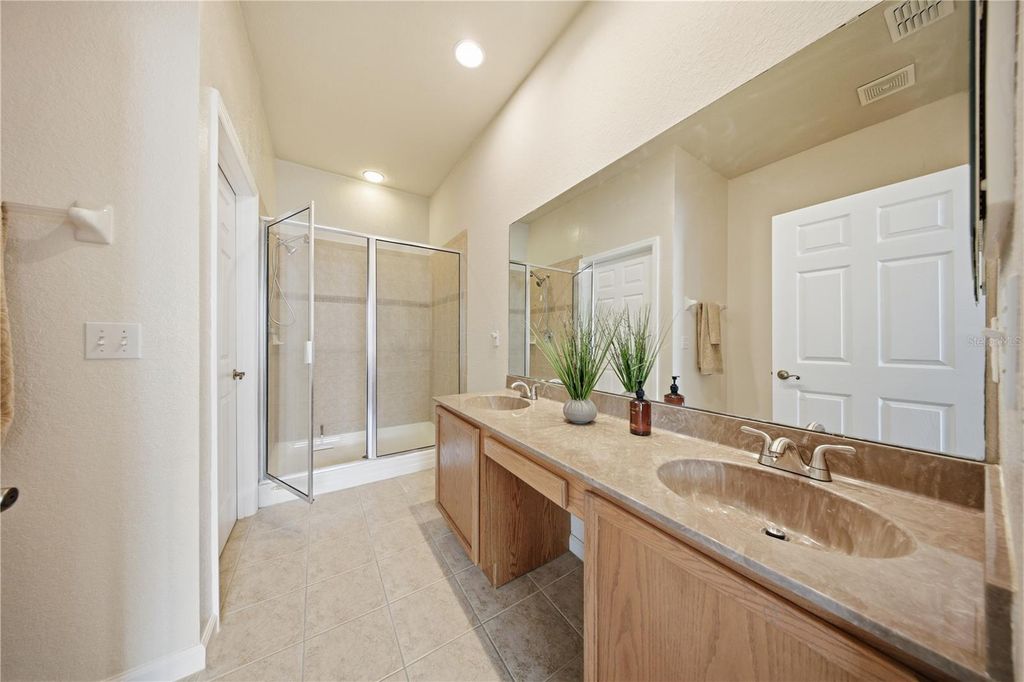 Image 19 of property listing at 3001 LAUREL RUN LANE 204, Kissimmee, FL 34741