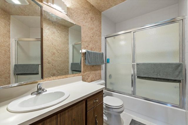 16312 W Coachlight DRIVE, New Berlin, WI 53151