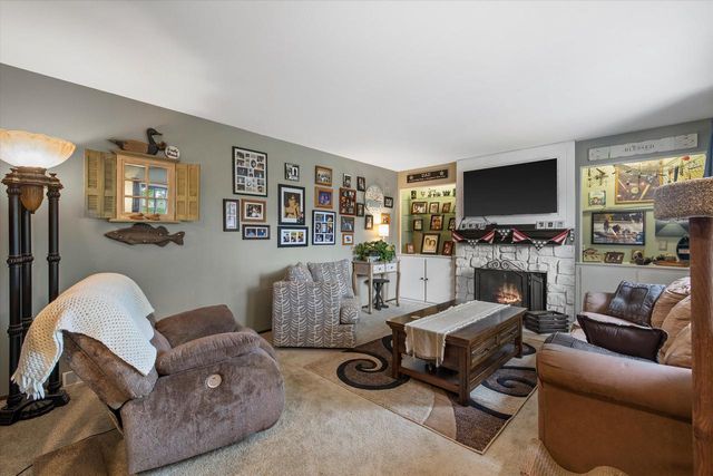 16312 W Coachlight DRIVE, New Berlin, WI 53151
