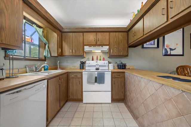 16312 W Coachlight DRIVE, New Berlin, WI 53151