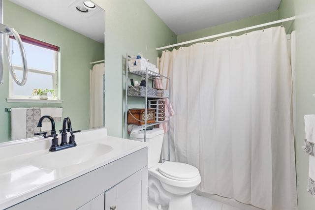 2376 Zinfandel Dr, Livingston, CA 95334